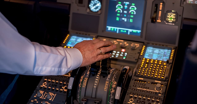 3. 航線(xiàn)帶飛飛行員.jpg